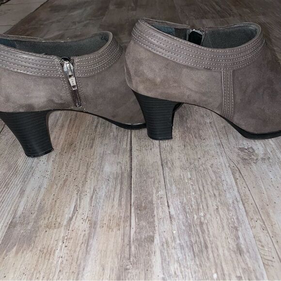 CLARKS BENDABLE ankle booties in grey suede - Picture 2 of 8